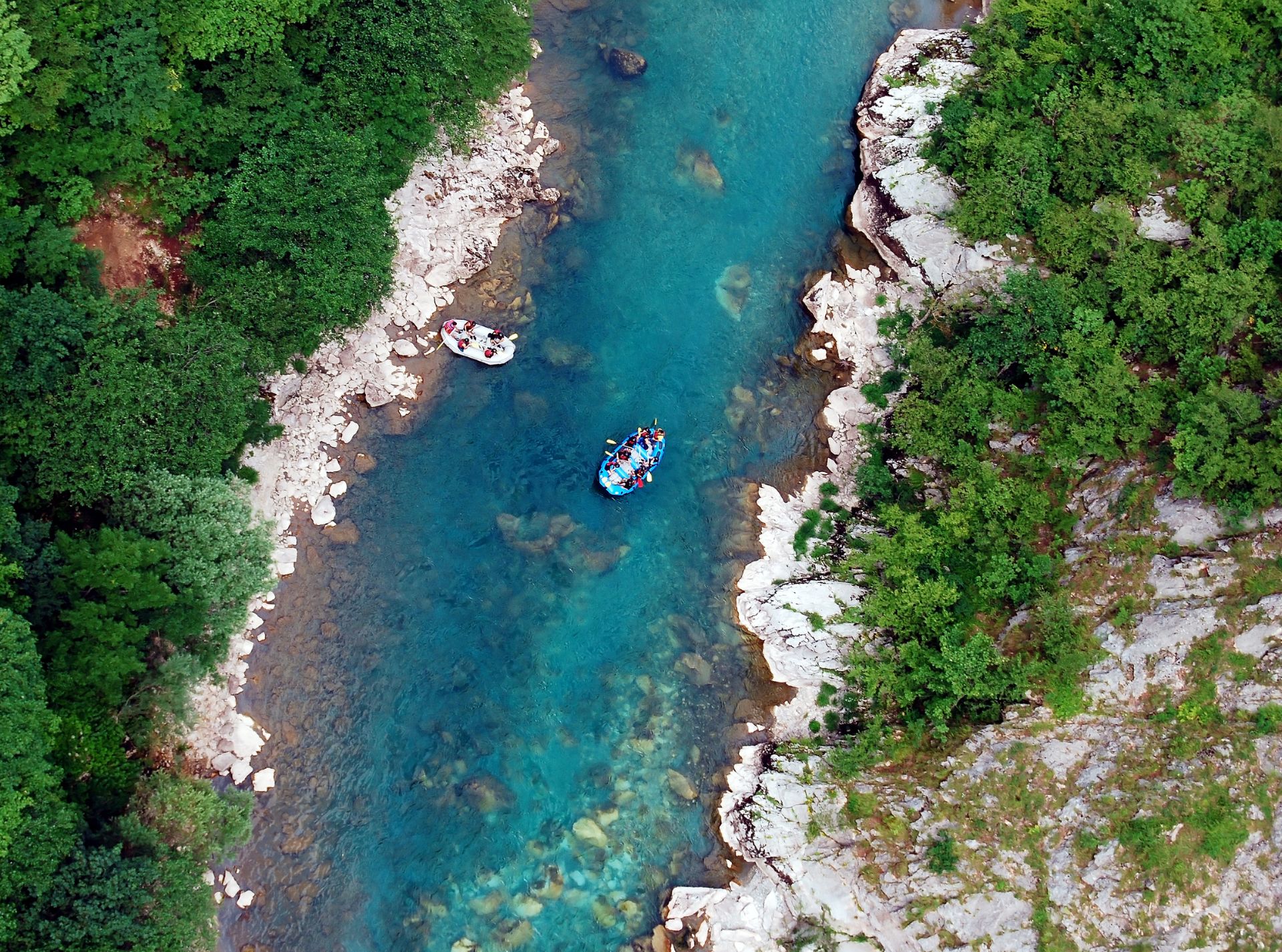 Grupo de viajeros practicando rafting en el rio futalefu
