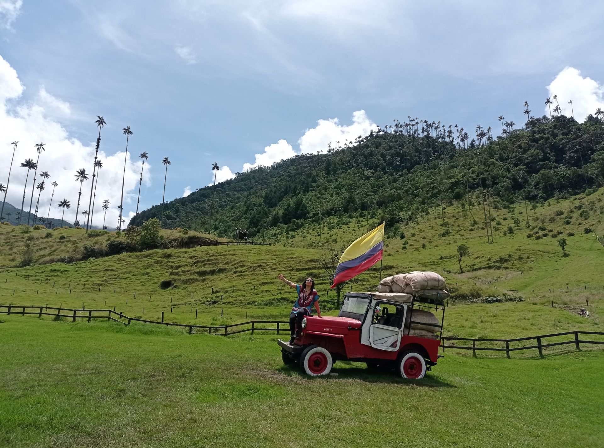 Mujer sonriente en medio del valle de cocora