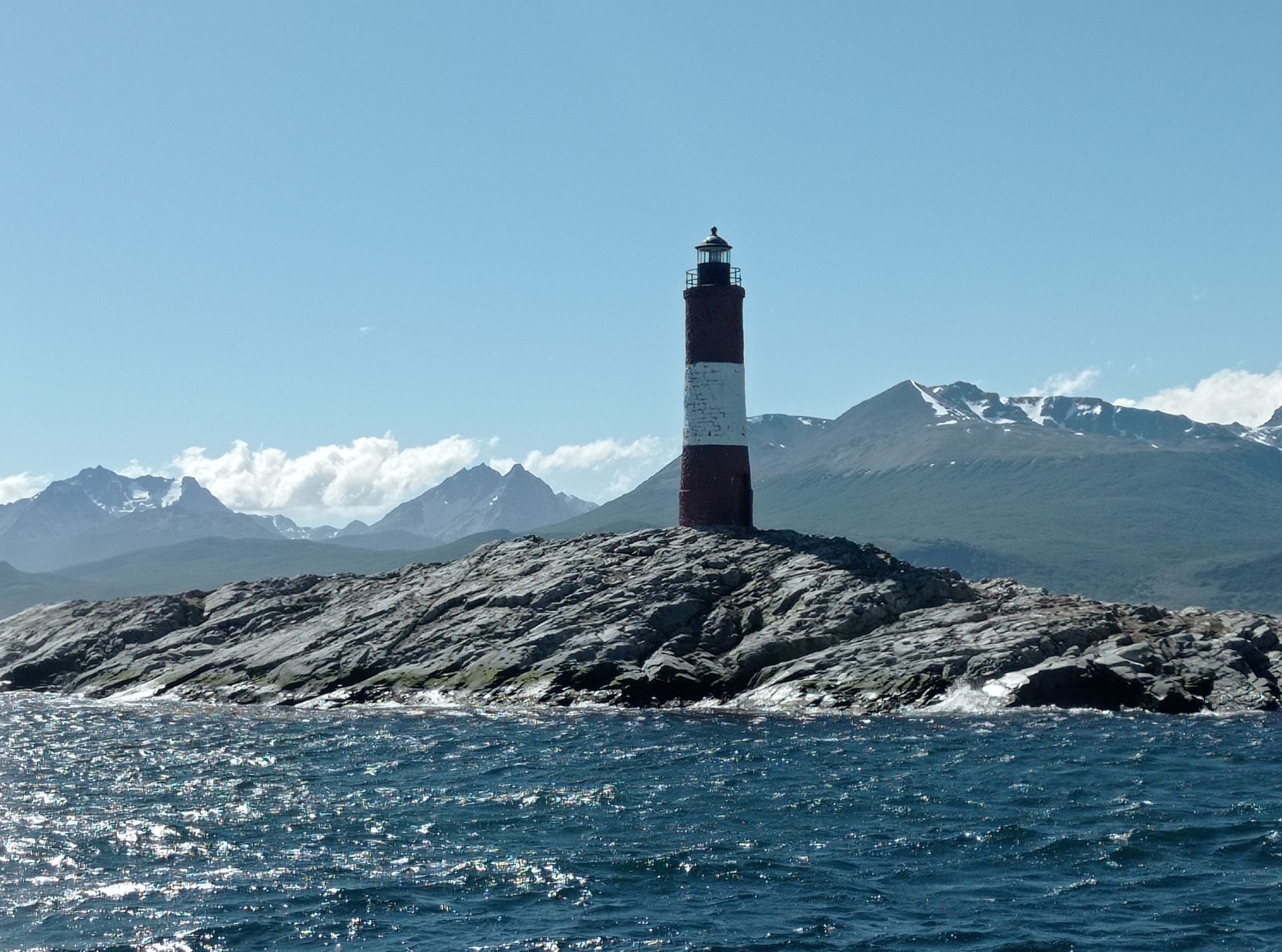 Faro del fin del mundo en medio del canal de Beagle