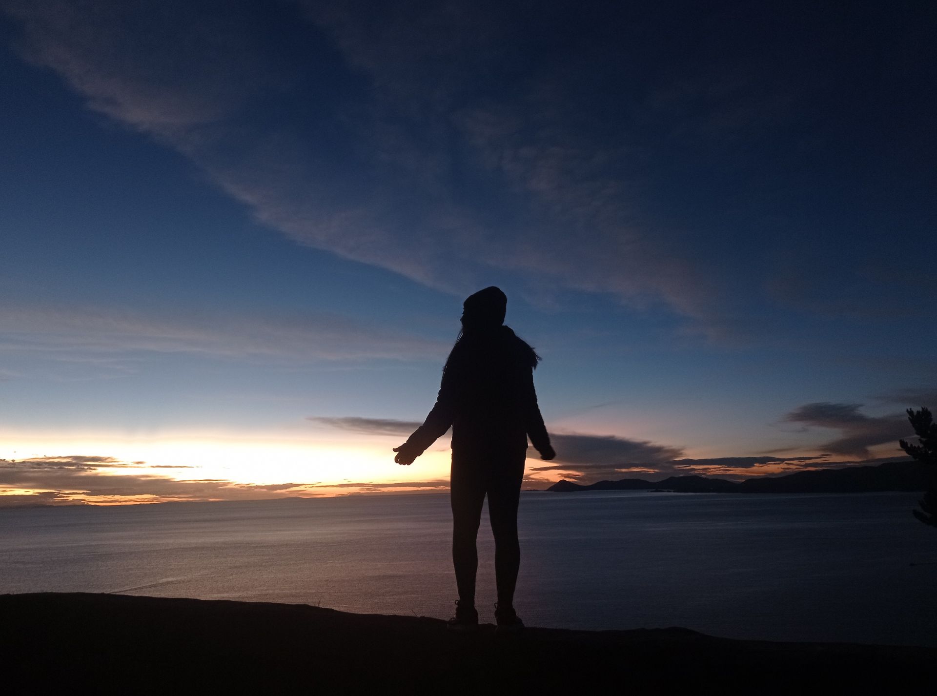Silueta de andariega nomada al borde del Lago Titucaca