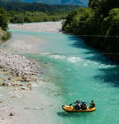 Rio futalefu en medio de vegetacion con personas practicando el deporte extremo