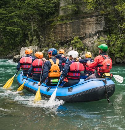 Grupo de viajeros realizando rafting en rápidos de cuarto nivel