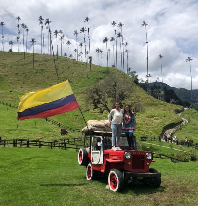 Amigas abrazadas sobre un auto en colombia
