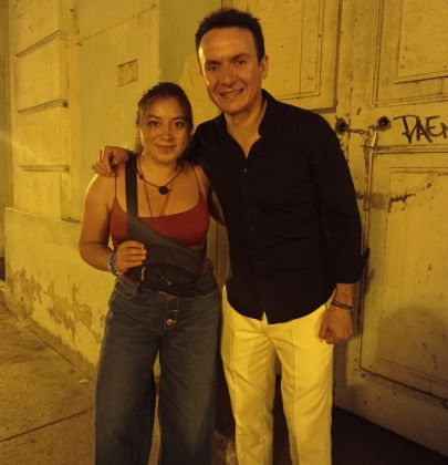 Andariega Nómada abrazada a Fonseca en Cartagena de Indias