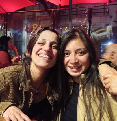 Dos viajeras nómadas sonriendo abrazadas