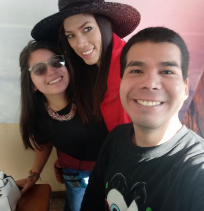 Grupo de viajeros sonriendo en un hostel