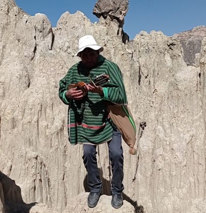 Artista de folklor tocando en el valle de la luna