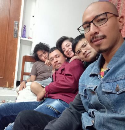 Grupo de mochileros celebrando un encuentro