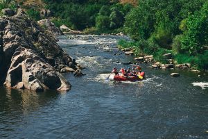 Rio Futalefú de aguas cristalinas con grupo de viajereos disfrutando de rafting en Chile