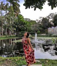 Turistas realizando turismo sostenible en Perú