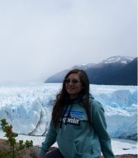 Mujer realizando turismo sostenible en latinoamérica