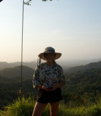 Mujer disfrutando de ser nómada digital