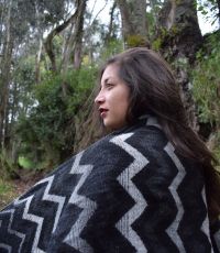 Mujer viajera nomada en sudamerica