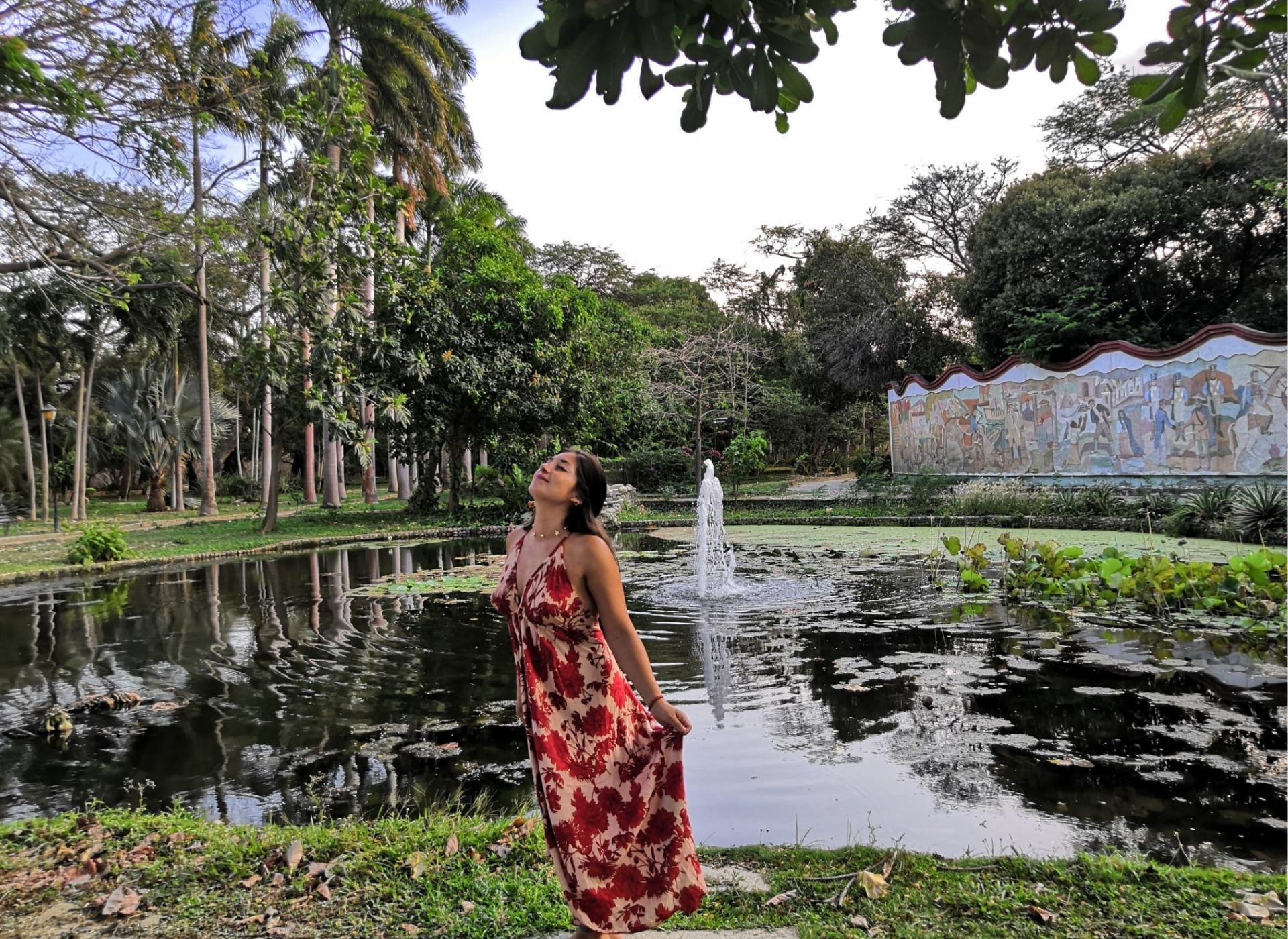 Mujer nomada digital disfrutando de naturaleza en Santa martha Colombia