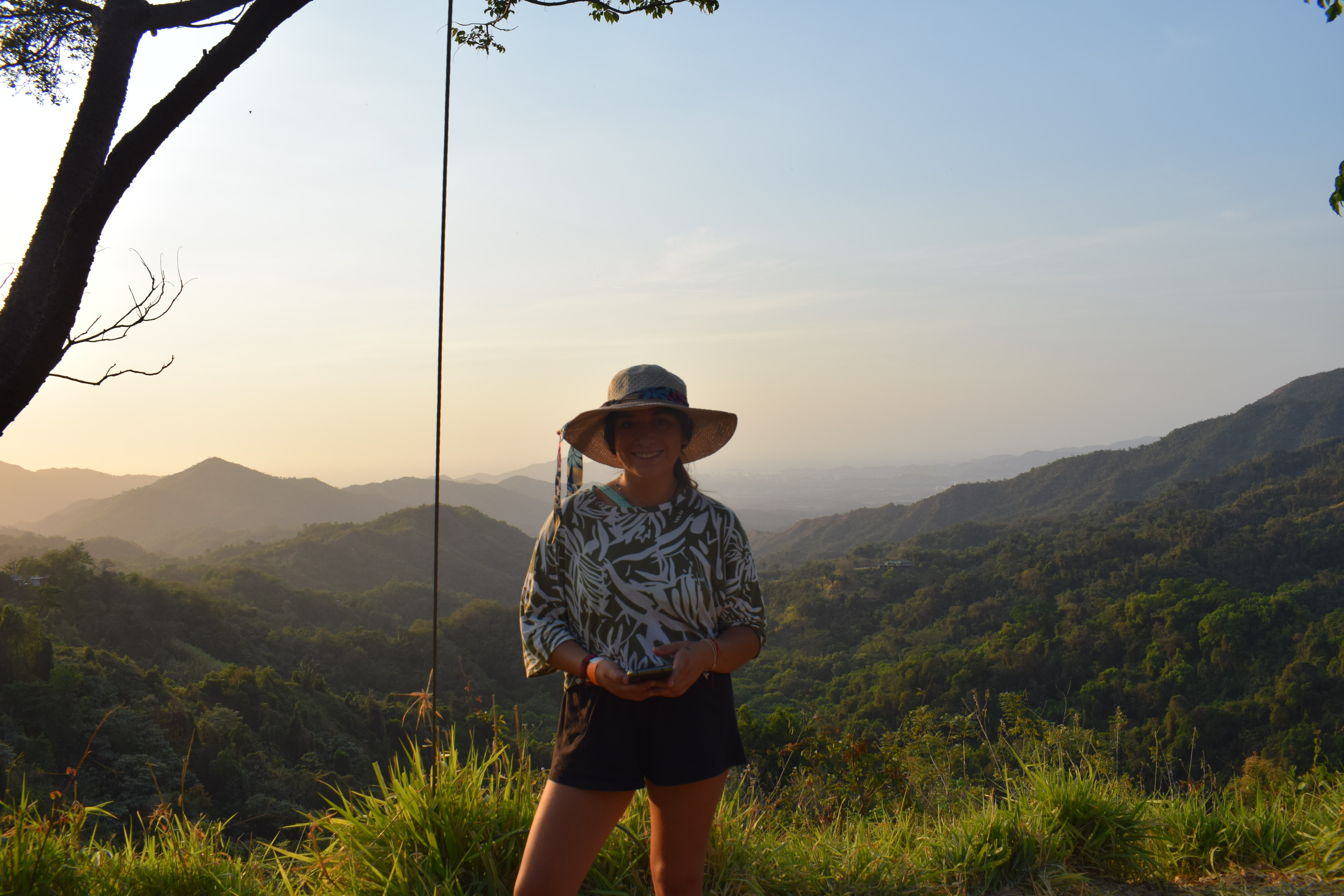 Mujer viajera sentada con vestido de flores