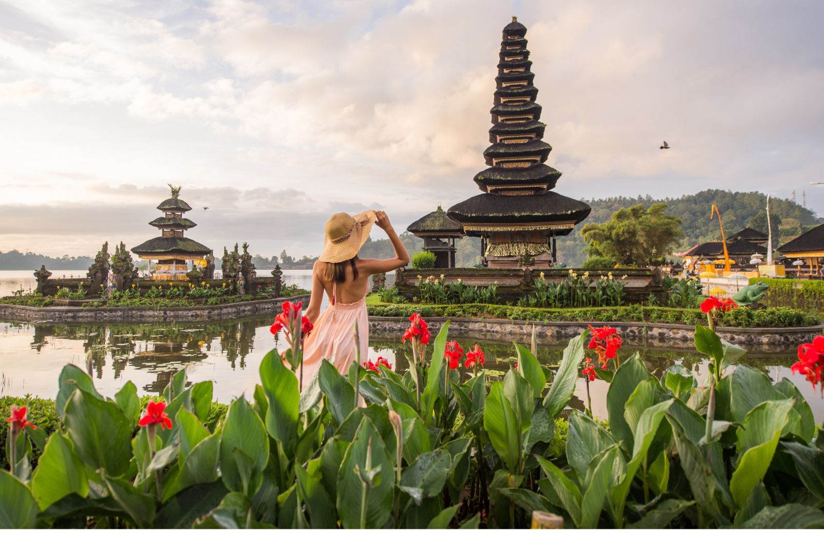 Mujer admirando Paisaje de construcciones tailandesas