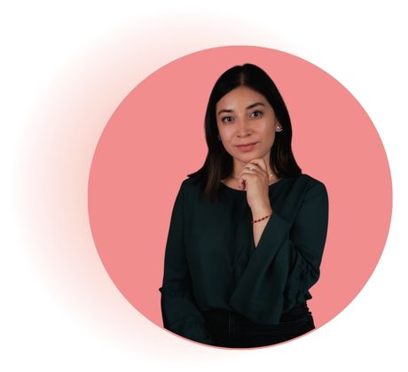 Mujer gestionando negocios digitales en Ecuador