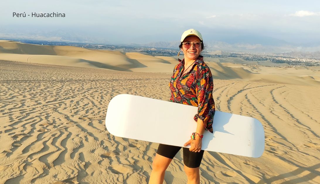 Mujer aventurera sosteniendo una tabla de sandboarding