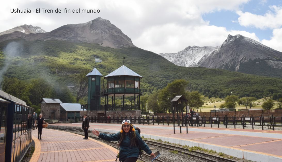 Viajera con mochila saltando en el tren del fin del mundo en argentina