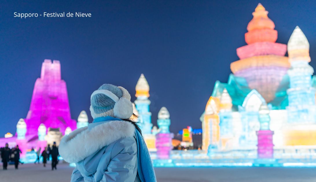 Joven admirando esculturas de hielo en sapporo