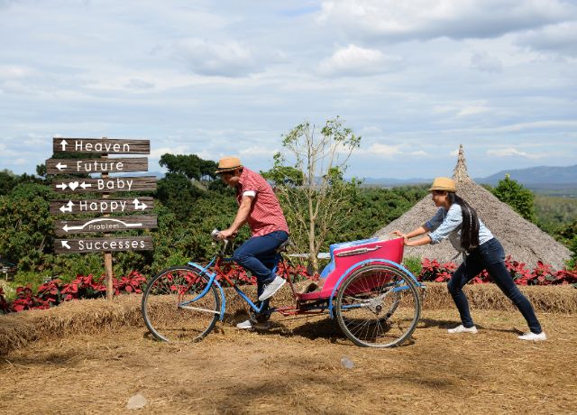Pareja viajera disfrutando en Tailandia