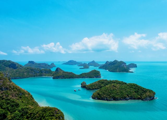 Paisaje de montañas y playa turquesa