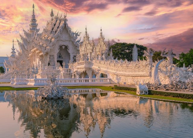 Paisaje Tialandes de esculturas blancas