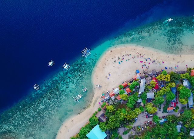 Vista desde el cielo de la playa con botes