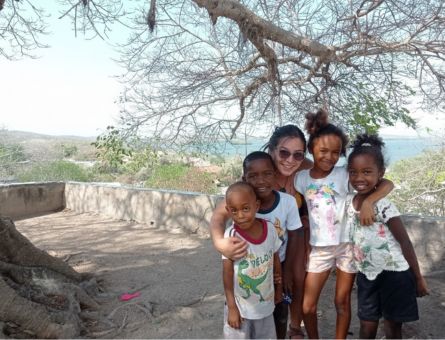 Nomada digital con grupo de niños