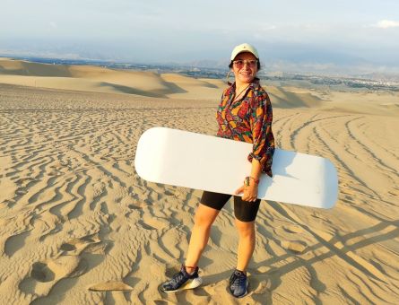 Viajera realizando sandboarding en Perú