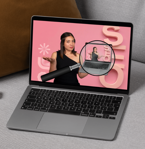 Nomada digital usando su laptop mientras capacita a su equipo seo