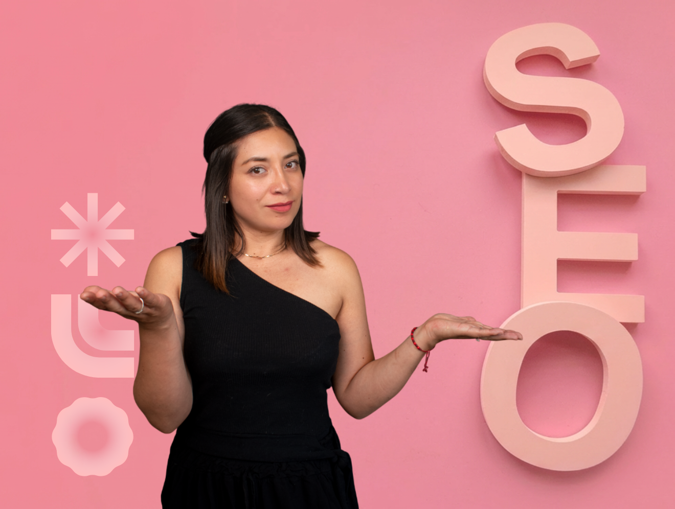 Mujer dando una conferencia sobre empoderamiento femenino y negocios